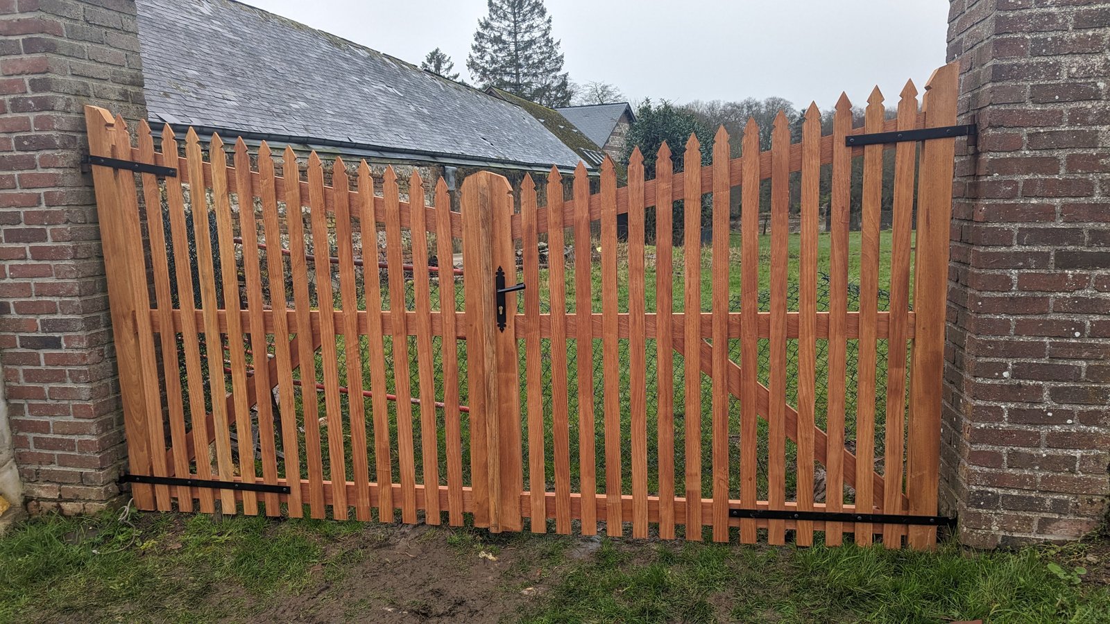 Barrière sur mesure bois exotique – Ourville - Menuiserie Vimard