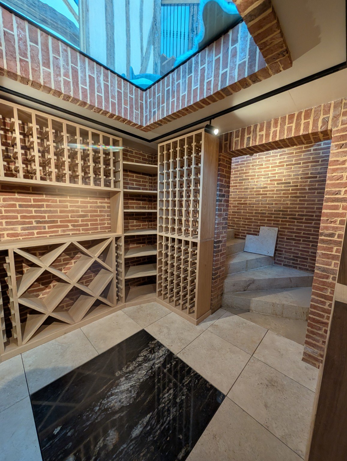 Cave à vin en chêne sur mesure – détail agencement