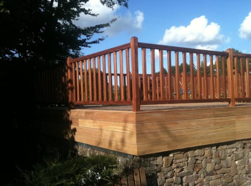 Terrasse bois exotique avec balustrade à Terre de caux - menuiserie Vimard
